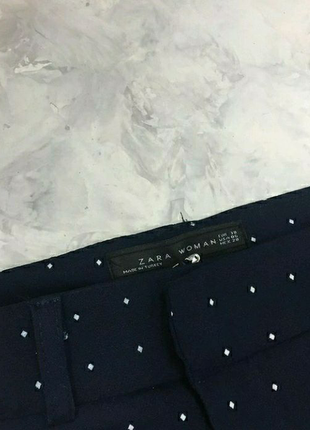 Штани zara темно сині з принтом виглядають дуже стильно. брючки3 фото