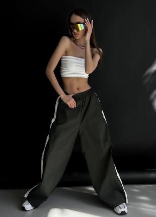 Спортивные штаны из плащевки с лампасами карго палаццо черные белые регулируются снизу...