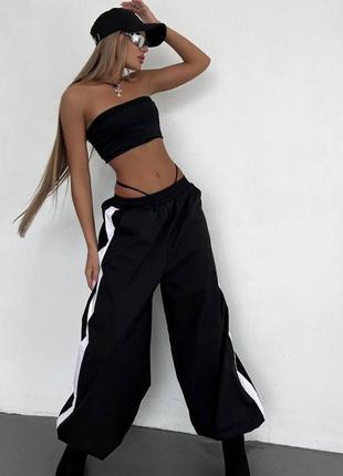 Спортивные штаны из плащевки с лампасами карго палаццо черные белые регулируются снизу...