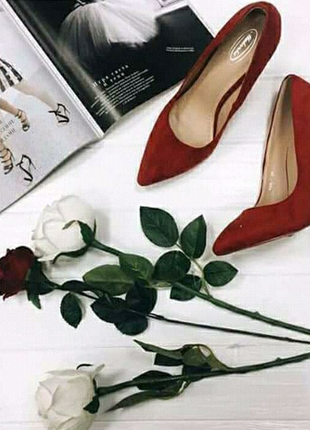 Шикарні червоні туфлі на шпильці. бути чарівною просто!1 фото