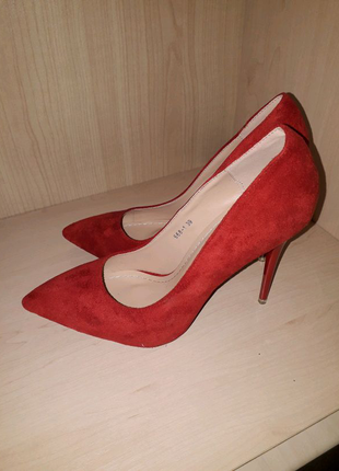 Шикарні червоні туфлі на шпильці. бути чарівною просто!4 фото