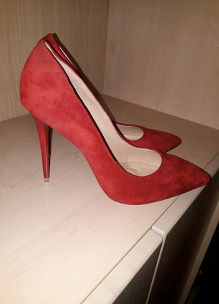 Шикарні червоні туфлі на шпильці. бути чарівною просто!13 фото