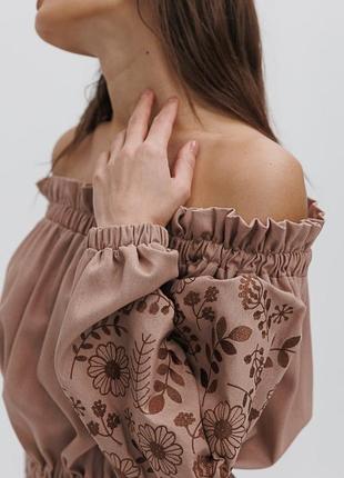 Сукня-вишиванка з відкритими плечима темно-бежева з квітами гладдю2 фото