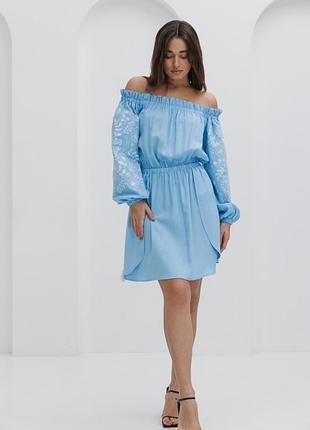 Платье-вышиванка с открытыми плечами голубое с цветами гладью6 фото