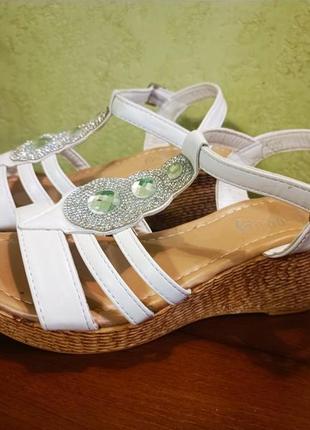 Красивые легкие босоножки