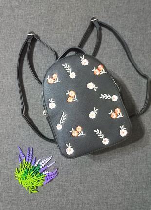 Рюкзак bershka с цветочной вышивкой.1 фото