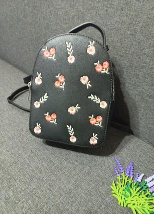 Рюкзак bershka с цветочной вышивкой.9 фото