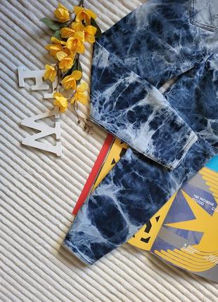Стильные джинсы со стилизованным водяным рисунком идеальное состояние9 фото