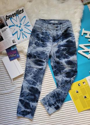 Стильные джинсы со стилизованным водяным рисунком идеальное состояние3 фото