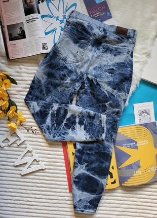 Стильные джинсы со стилизованным водяным рисунком идеальное состояние2 фото