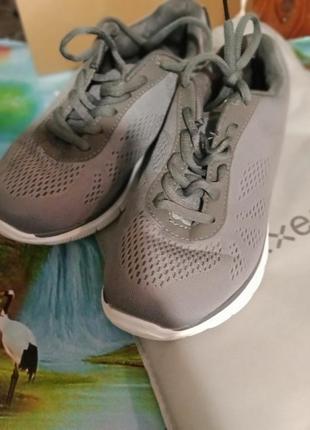 Кросівки жіночі