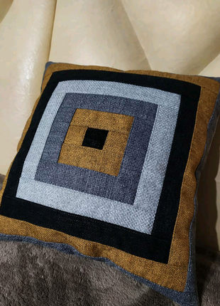 Декоративна диванна подушка в техніці печворк