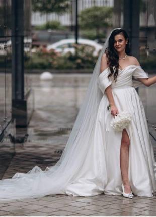 Розкішна весільна сукня зі шлейфом4 фото