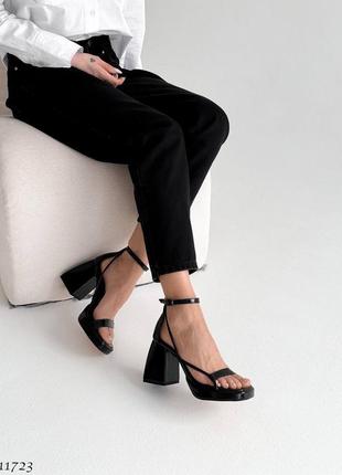 Черные лакированные женские босоножки на каблуке каблуке натурального цвета5 фото