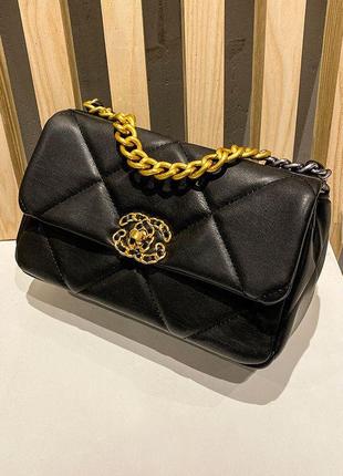Жіноча шкіряна чорна стьобана сумка в стилі chanel1 фото