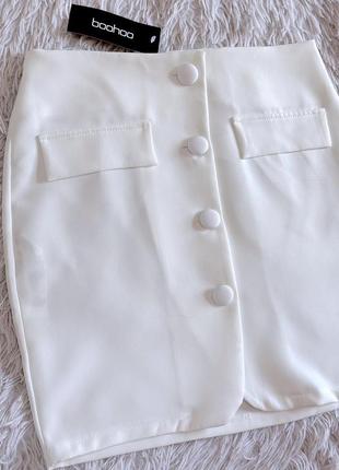Стильная белая юбка boohoo с имитацией карманов1 фото