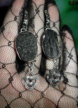 Сережки з натуральним мадагаскарським чорним турмаліном (шерлом), натуральний камінь, чорний турмалін, шерл, вікка, магія, сріблення, індія
