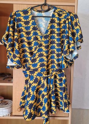 Жіночий халат різнокольоровий.