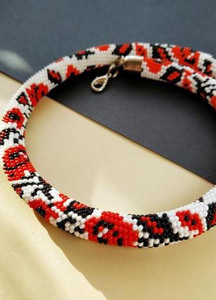 Белое с красными розами ожерелье из бисера с узором национальной украинской вышивки4 фото