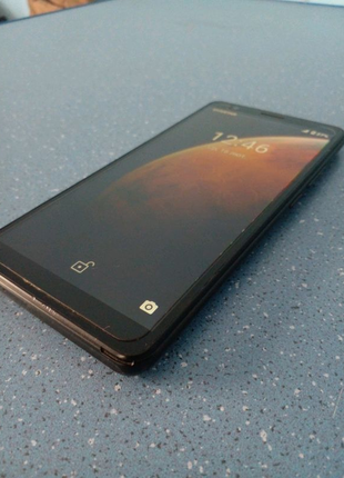 Телефон чорного кольору zte blade210