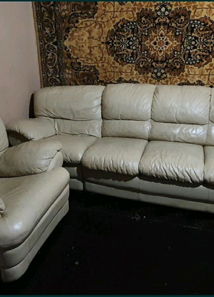 Продам диван шкіряний та крісло1 фото