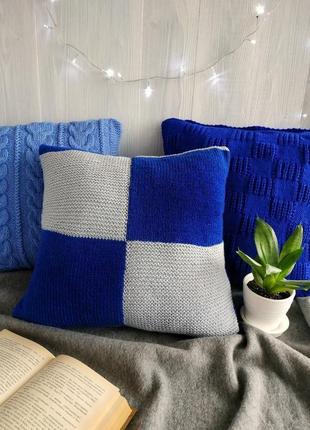 Декоративная вязаная диванная подушка (наволочка) синяя с серым на пуговицах - 40*40 см1 фото