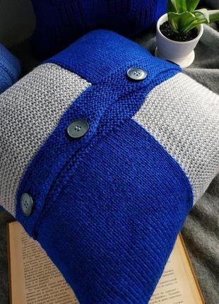 Декоративная вязаная диванная подушка (наволочка) синяя с серым на пуговицах - 40*40 см3 фото