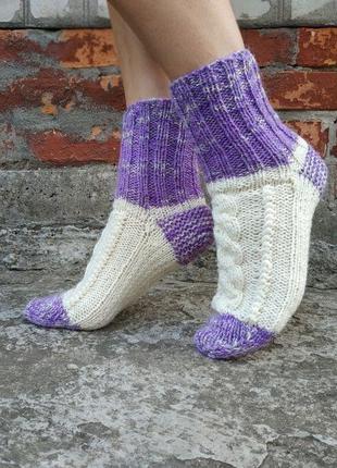 Теплі в'язані шкарпетки білі з бузковим2 фото