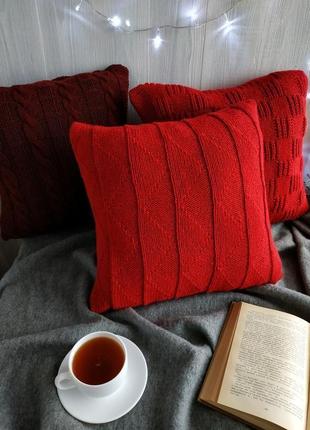 Диванна в'язана подушка (наволочка) на гудзиках - червона - 40*40 см1 фото