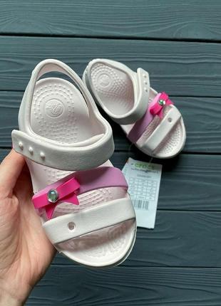 Рожеві босоніжки сандалі крокси 8-9 crocs kids ́ keeley charm sandal