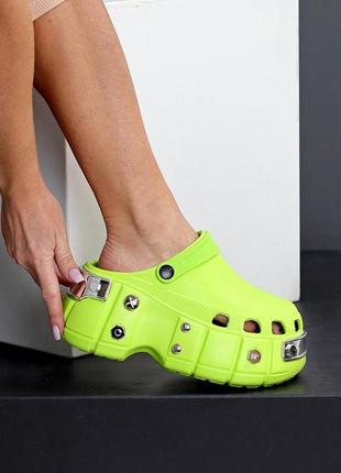 Кроксы салатовые на высокой подошве