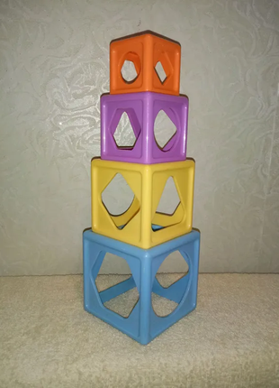 Пірамідка з кубиків tomy
