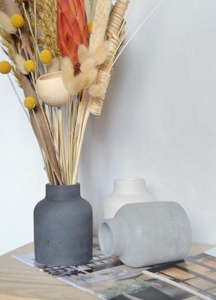 Букет сухоцветов в вазе из бетона2 фото