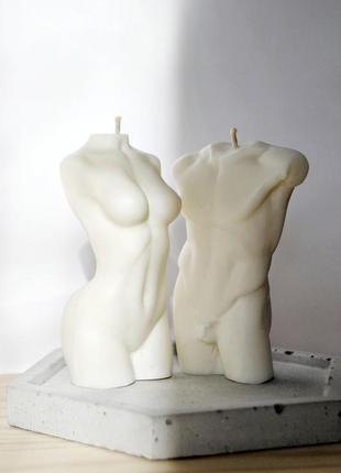 Свічки жіночий і чоловічий торс на бетонній підставці.1 фото