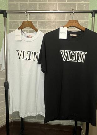 Чорна або біла футболка valentino