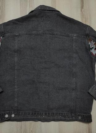 Стильна джинсова куртка oversize boohoo, джинсовка boohoo графітового кольору3 фото