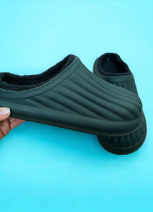 Легкие, удобные утепленные шлепанцы темно-синего и черного цвета