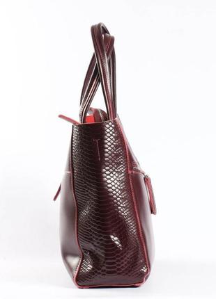 Кожаная женская вместительная сумка с тиснением3 фото