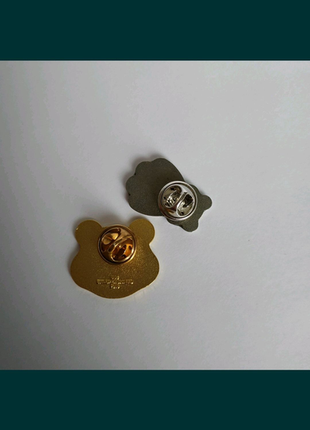 Золотий металевий значок ведмедик,bbc, одягни в біду3 фото
