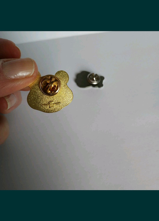 Золотий металевий значок ведмедик,bbc, одягни в біду4 фото