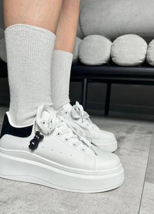 Жіночі кросівки