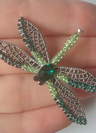 Брошь с изумрудными и светло зелеными камнями/стрекоза