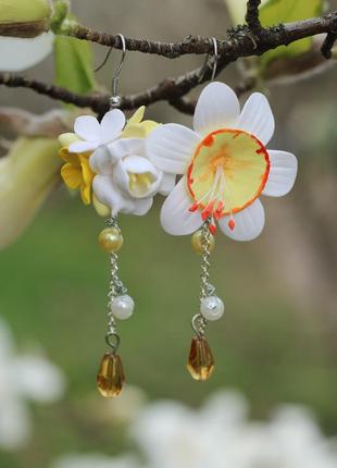 Асиметричні довгі сережки ручної роботи з квітами з полімерної глини "весняний букет"