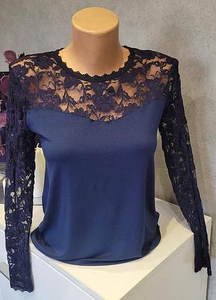 Футболка с кружевными рукавами и вставкой