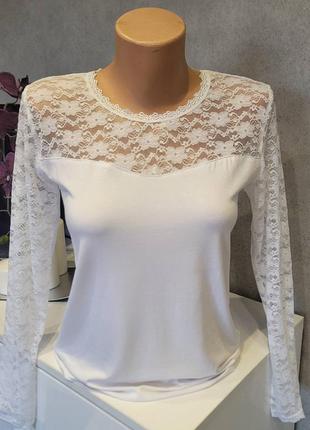 Футболка с кружевными рукавами и вставкой