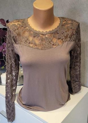 Футболка с кружевными рукавами и вставкой