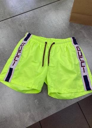 Зелені шорти gucci з чорними смужками та принтом gucci з боків sh051