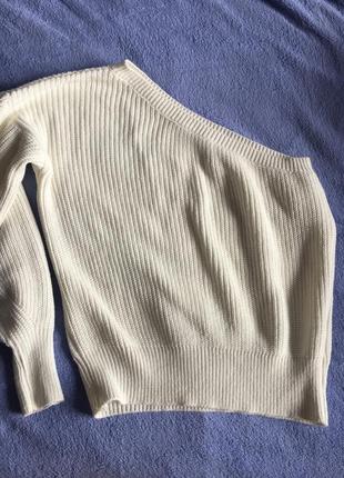 Вязаный ассиметричный свитер на одно плечо3 фото