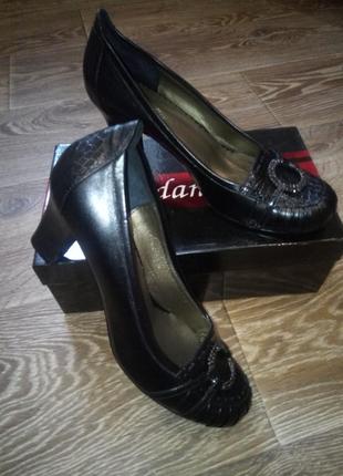 Нові шкіряні туфлі