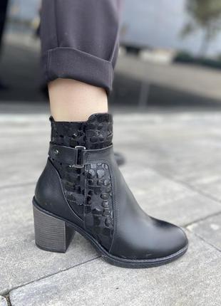 Стильные кожаные женские ботинки на молнии демисезонные широкий каблук лаковые вставки1 фото